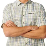 Camisa de manga corta Rip Curl modelo Archive Mix Up, con diseño a cuadros en tonos claros, verdes y azules. Presenta cuello camisero, cierre frontal de botones oscuros y un bolsillo parche en el pecho con el logo bordado de la marca.
