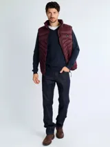 Sweater de punto con cuello en V, manga larga y puños acanalados, de corte clásico.