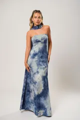 Vestido largo strapless de tela batik con tajos laterales y lazo para el cuello.