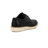 Zapato mocasín acordonado de cuero sintético negro, con suela clara.