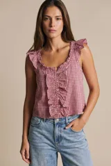 Blusa sin mangas de diseño a cuadros en tonos rojo y blanco, con escote redondo, tirantes con volados y una hilera de botones frontales decorada con volados fruncidos.