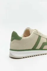 Championes deportivos Paddock Dragonette, color beige con detalles en marrón y cordones blancos.