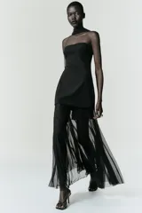 Vestido midi de escote recto con tirantes tipo fular, cuerpo entallado y falda plisada semitransparente. Cuenta con cierre lateral oculto.