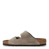 Sandalias Birkenstock modelo Arizona con doble tira ajustable de gamuza en color taupe, hebillas metálicas y plantilla anatómica de corcho con suela de goma.