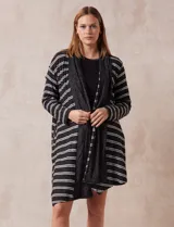 Bata gris con rayas horizontales blancas, de tejido suave con bolsillos laterales.