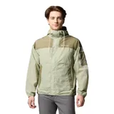 Campera cortaviento Columbia modelo Challenger II, de diseño bicolor en tonos verde claro y oliva. Presenta capucha ajustable con cordones, cierre frontal, bolsillos laterales con cierre y un bolsillo adicional con cierre en la manga izquierda. Cuenta con puños y dobladillo elásticos para mayor protección.