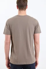 Remera de hombre color terracota, de manga corta y cuello redondo, con un pequeño logo bordado en el pecho.