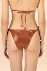 Bombacha de bikini con diseño de tiritas laterales para anudar, confeccionada en tela con textura microperforada en color caoba.