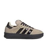 Championes Adidas Samba Xlg de gamuza color beige, con las icónicas tres tiras negras con textura de cocodrilo, suela de caucho texturizada y lengüeta acolchada.