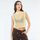 Top sin mangas de tejido de punto tipo crochet, color amarillo pastel, con cuello redondo y diseño calado.