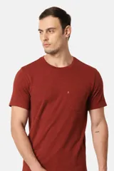 Remera de manga corta color ladrillo, con cuello redondo y bolsillo en el pecho.