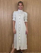 Vestido midi marrón con textura sutil, cuello alto fruncido, cierre frontal con botones y mangas cortas abullonadas con elástico.