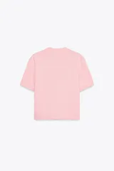 Chaqueta de punto color amarillo pálido, con cuello redondo, manga corta, cierre frontal con botones dorados y bolsillos de parche en el pecho.