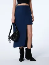 Falda midi azul marino de corte asimétrico con abertura lateral y cierre invisible.