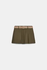 Falda pantalón de tiro medio en color verde militar, con diseño de pliegue delantero y cierre lateral con cremallera oculta. Incluye un cinturón ancho en tono tostado con hebilla metálica ovalada.