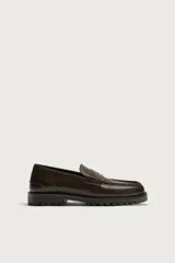 Mocasines de vestir color marrón oscuro, con diseño clásico de antifaz en el empeine y suela track dentada.