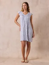 Camisón corto de tejido suave estampado, con escote en V, aplique de puntilla y botones.