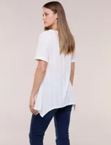 Blusa blanca de tejido de punto liviano con textura labrada en franjas verticales y caladas, de silueta evasé, con escote redondo, manga corta y ruedo asimétrico en picos.