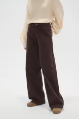 Pantalon de jean de corte ancho y tiro medio, en color natural, con cierre frontal y bolsillos laterales.