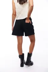 Short negro de algodón con bolsillos laterales y corte a la rodilla.