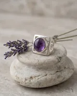 Anillo de plata 925 con diseño geométrico cuadrado y piedra amatista central de corte ovalado.