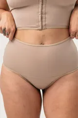 Bombacha modeladora tiro alto color piel, con faja para mayor contención.