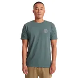 Remera verde de manga corta con cuello redondo y estampado pequeño en el pecho.