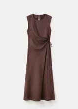 Vestido midi cruzado de color marrón, confeccionado en mezcla de lino y algodón, con cuello redondo, sin mangas y lazo ajustable en la cintura.