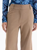 Pantalón Victoria gris confeccionado en lanilla con fit amplio y cómodo. Cuenta con bolsillos ocultos en el delantero y bolsillos ojal en la parte trasera. Presenta presillas y ajuste en los tobillos mediante elástico, que aporta una silueta relajada y caída.