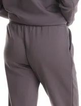Pantalón tipo jogger de la marca Match Fit, con cintura elástica ajustable mediante cordón, bolsillos laterales y puños elásticos en los tobillos.