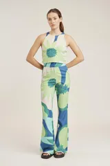 Blusa sin mangas con cuello redondo y estampado geométrico en tonos marrón, verde lima y blanco.