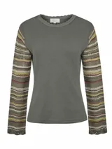 Remera de manga larga color verde bosque, con cuello redondo y mangas decoradas con tejido de crochet multicolor. El cuello también presenta un acabado tejido.