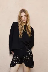 Short tejido a crochet color marrón, con cintura alta y diseño calado en las piernas.