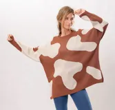 Buzo oversize color marrón con estampado de manchas blancas tipo vaca, de tejido de algodón.