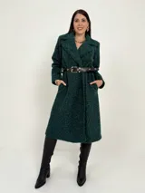 Tapado negro de lana rústica con cinto negro incluido, de corte oversized.