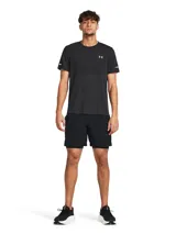 Short deportivo 2 en 1 de Under Armour, compuesto por un pantalón corto exterior ligero y un short de compresión integrado. Presenta cintura elástica con cordón, bolsillos laterales y logo reflectante en la pierna.