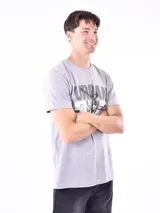 Remera gris con estampado de skater y la palabra 'Urban' en la parte superior.