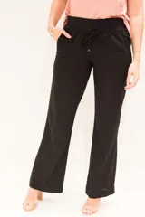 Pantalón negro de lino, corte palazzo, con cintura alta elastizada y cordón ajustable.