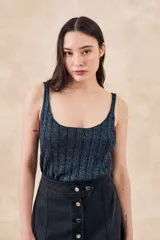 Minifalda gris de jean con botones plateados al frente.