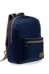Mochila azul marino plegable con detalles en color tostado, incluyendo correas, cierres y logo. Cuenta con un bolsillo frontal con cierre y tiracierres con el logo de la marca.