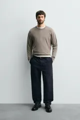 Sweater de punto relaxed fit confeccionado en hilatura con viscosa de tacto suave, color marrón, con cuello redondo y manga larga. Cuenta con acabados en rib.