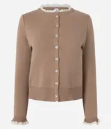 Cardigan de punto marrón de manga larga, con cierre frontal de botones y detalles de encaje blanco en el cuello redondo y los puños.