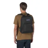 Mochila JanSport negra con logo en el frente, compartimento principal amplio, bolsillo frontal con organizador interno, bolsillo lateral de malla para botella de agua, panel trasero acolchado y correas de hombro acolchadas.
