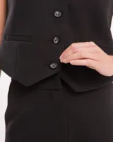 Pantalón de vestir negro de corte palazzo con elástico en la pretina trasera, cierre delantero y broche interno.