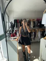 Top negro con lentejuelas y cuello halter.