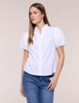 Camisa blanca de calce recto confeccionada en algodón elástico, con cuello mao, abertura frontal en V y cartera con botones ocultos. Presenta mangas cortas abullonadas con puños elastizados y ruedo redondeado.