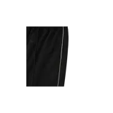 Pantalón de buzo Fear of God Essentials de ajuste relajado en color negro, con líneas laterales en contraste y cordón ajustable en la cintura.