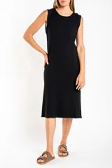 Vestido negro de viscosa y elastano, corte recto, largo midi y sin mangas.