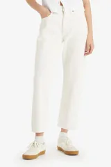 Pantalón jean de corte recto color blanco hueso, tiro medio y largo cropped.