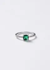 Anillo de plata 925 con piedra central de zirconia verde en corte cuadrado y pequeños cristales incrustados en el aro.